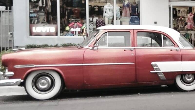 Historia samochodów: Od pierwszych prób do współczesnych cudów motoryzacji