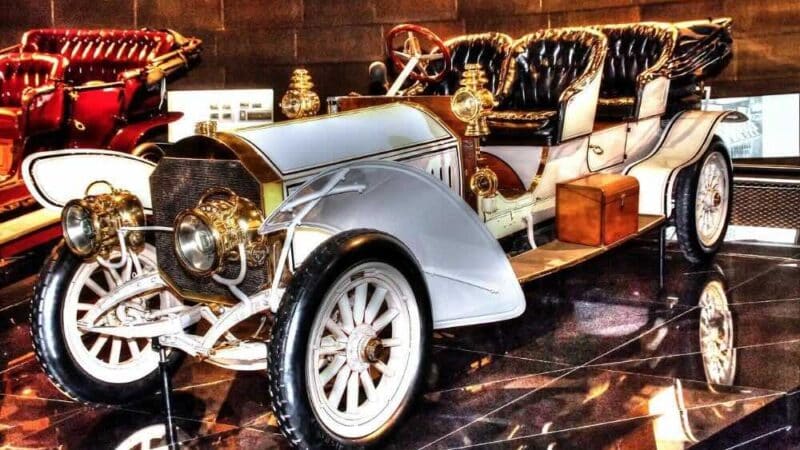 Jak rozwijały się auta w XX wieku: Przełomowe zmiany na drodze motoryzacji