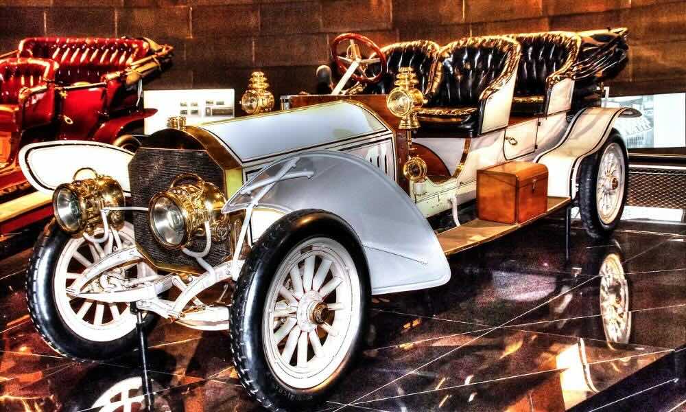 Jak rozwijały się auta w XX wieku: Przełomowe zmiany na drodze motoryzacji