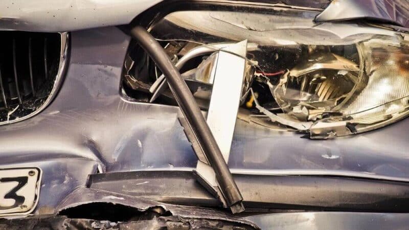 Jak zgłosić szkodę z ubezpieczenia komunikacyjnego? Przewodnik krok po kroku