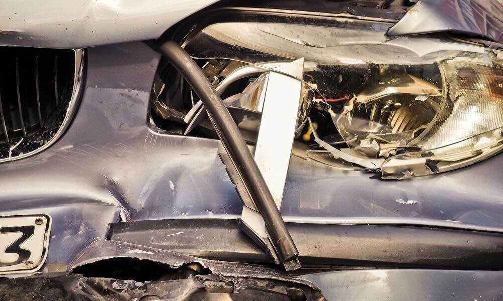 Jak zgłosić szkodę z ubezpieczenia komunikacyjnego? Przewodnik krok po kroku