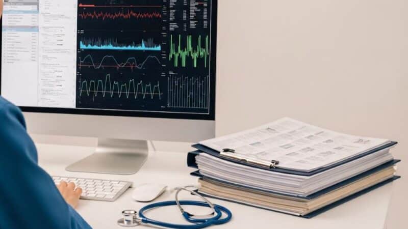 Sztuczna inteligencja w symulacjach: Jak AI przewiduje przyszłość, od prognozy pogody po gry wideo