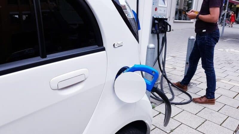 Polska na mapie elektromobilności: jak powstają tu auta przyszłości?